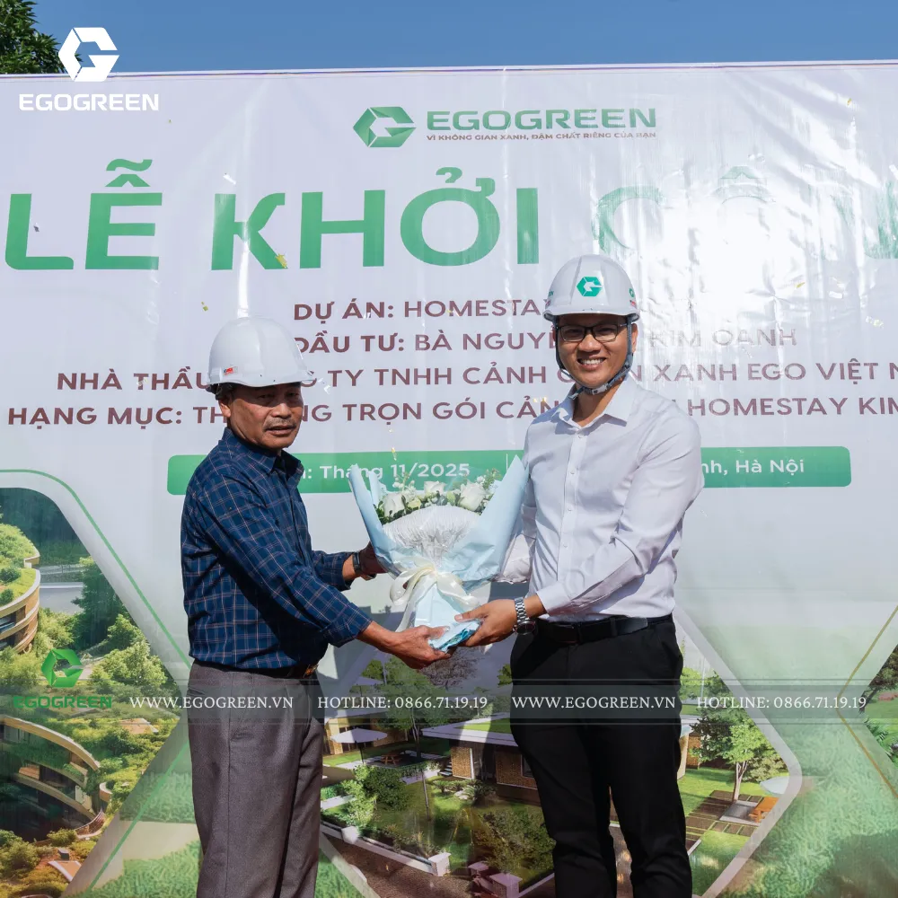 Ông Hà Văn Khuyến cùng ông Đỗ Duy Luân trao nhau bó hoa tươi thắm thay cho lời cảm ơn và sự cam kết.